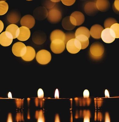 brandende-kaarsen-met-feestelijke-bokeh-op-zwarte-achtergrond-vakantieconcept-het-concept-van-gebed-hoop