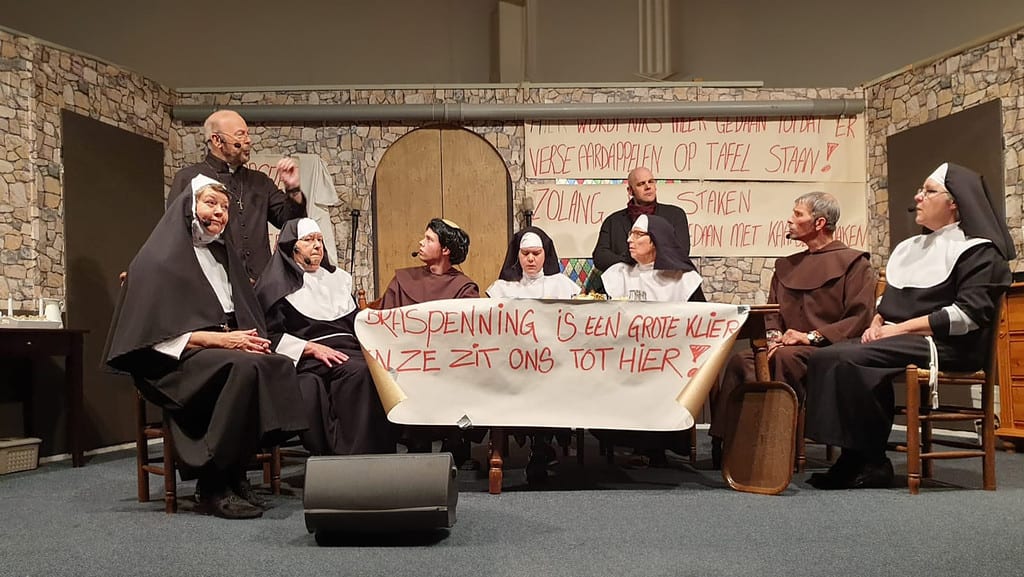Hilarische taferelen in de abdij bij toneeluitvoering Kunst naar Kracht Eesveen
