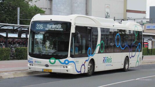 Keolis_Syntus_RRReis_BYD_K9UB_2098_06-10-2022 https://commons.wikimedia.org/wiki/File:Keolis_Syntus_RRReis_BYD_K9UB_2098_06-10-2022.jpg