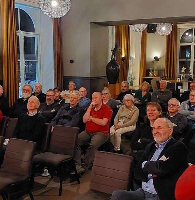 Op de foto licht Gerrit Heidinga de plannen toe in het kader van het veertigjarig jubileum van de vereniging in 2024.