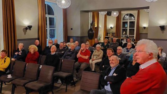 Vrijwilligersavond 2023 Op de foto licht Gerrit Heidinga de plannen toe in het kader van het veertigjarig jubileum van de vereniging in 2024.