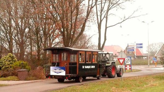 kerstrondje Evenals andere jaren zal de Paardentram van de Maargieshoeve rondjes door het dorp rijden.