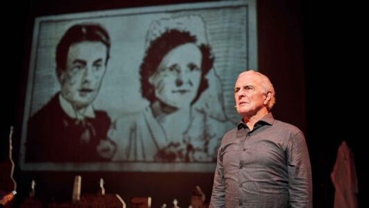 20.01.24 Scenefoto_Alleen Familie_Huub Stapel (c) Bram Willems