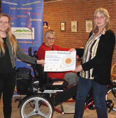 Op de foto v.l.n.r Kelly Pen van de Rabobank en Hillie en Karin fiets vrijwilligers van De Landerijen.