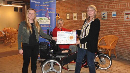 Op de foto v.l.n.r Kelly Pen van de Rabobank en Hillie en Karin fiets vrijwilligers van De Landerijen.