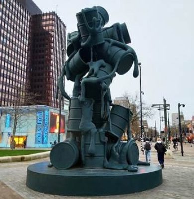 Cascade van Atelier van Lieshout. Het bestaat uit een toren van achttien olievaten. Als verwijzing naar uitgeputte grondstofvoorraden en het failliet van de consumptiemaatschappij staat het op de meest uitgelezen locatie: het commerciële hart van Rotterdam. Foto Sandra Smets