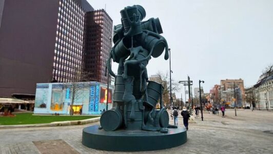 ddkpFdVgsc5j43IO Cascade van Atelier van Lieshout. Het bestaat uit een toren van achttien olievaten. Als verwijzing naar uitgeputte grondstofvoorraden en het failliet van de consumptiemaatschappij staat het op de meest uitgelezen locatie: het commerciële hart van Rotterdam. Foto Sandra Smets