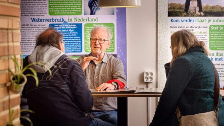 Energieadviseur-Frans-van-der-Burg-in-gesprek-in-het-Infopunt-Foto-Martine-Sprangers-scaled