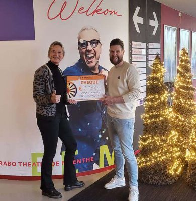 Voorzitter VestingsFestval Robert Bekhof (rechts) overhandigt cheque aan Anja Balders-Seuber (links) van Make a Wish Nederland