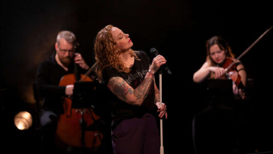 podiumfoto 1 - Anneke van Giersbergen - Heavy strings © Bullet-ray podiumfoto 1 - Anneke van Giersbergen - Heavy strings © Bullet-ray