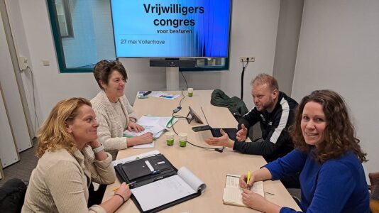 Janita Kist van Sport & Beweegakkoord Steenwijkerland, Marieke Pit coördinator van het Vip! Vrijwilligers Informatie Punt Steenwijkerland, Sportcoach Harmen Woudenberg en Cultuurmakelaar Marloes van Schooten