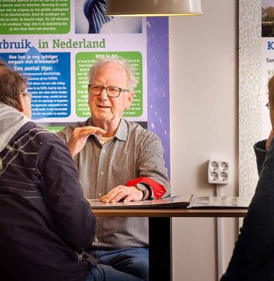 Energieadviseur Frans van der Burg in gesprek. Foto Martine-Sprangers