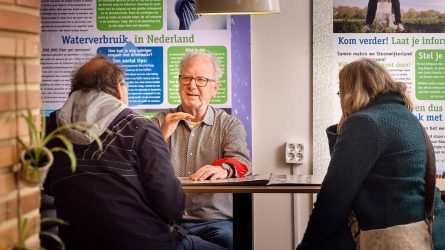Energieadviseur Frans van der Burg in gesprek. Foto Martine-Sprangers