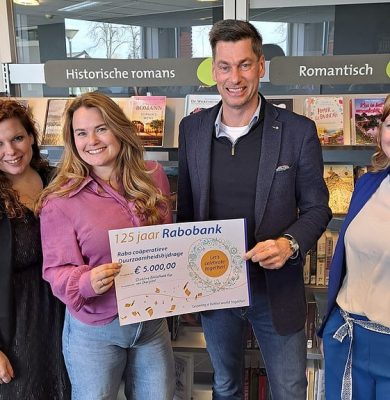 Foto overhandiging Rabo-cheque Giethoorn