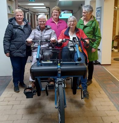 Op de foto de fietsvrijwilligers v.l.n.r. Jeanet ter Schure, Hennie Oord, Alie Jongschaap, Karin Hillenaar en Hilly Bron