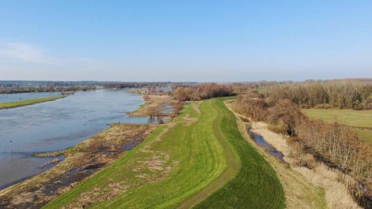 Luchtfoto - Krommedijk bij Herxen - Foto door Wijnand Evers en Frank Jansen Luchtfoto - Krommedijk bij Herxen - Foto door Wijnand Evers en Frank Jansen