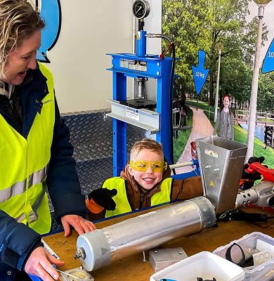 Smiley-maken-in-de-Plastic-Fantastic-Truck-van-Save-Plastics-scaled