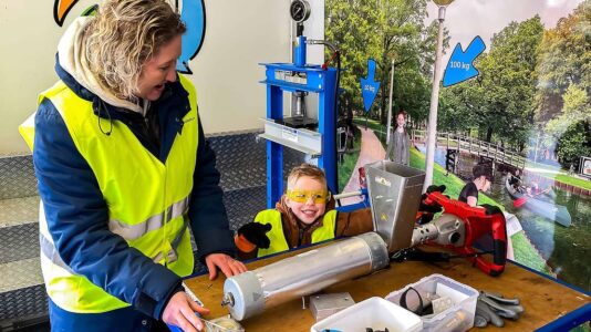 Smiley-maken-in-de-Plastic-Fantastic-Truck-van-Save-Plastics-scaled Smiley-maken-in-de-Plastic-Fantastic-Truck-van-Save-Plastics-scaled