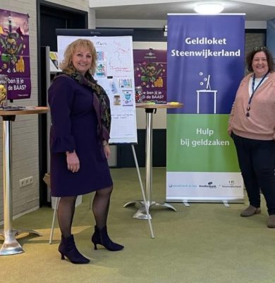 wethouder Trijn Jongman, Willeke van de Poll (informatiemedewerker sociaal domein) en Helma van der Helm (Geldloket).