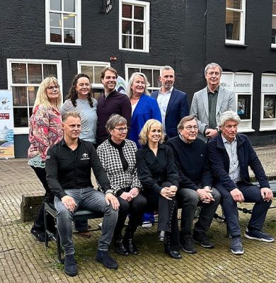 Boven van links naar rechts Hieke v/d Akker, Marion Mulder, Joran Schuijn, Christine Albers, sponsor Bidfood Onder van links naar rechts Dick van Eerde , Anneke van Groeningen, Barbara Lok, Andries Bakker, Bouke Oldenhof