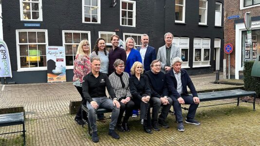 Boven van links naar rechts Hieke v/d Akker, Marion Mulder, Joran Schuijn, Christine Albers, sponsor Bidfood Onder van links naar rechts Dick van Eerde , Anneke van Groeningen, Barbara Lok, Andries Bakker, Bouke Oldenhof
