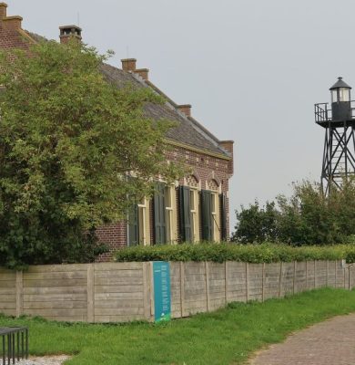 20 april excursie Schokland lichtwachterswoning bij de vuurtoren fotograaf Theo van de Graaf