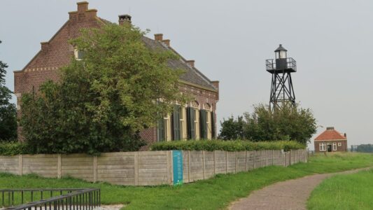 20 april excursie Schokland lichtwachterswoning bij de vuurtoren fotograaf Theo van de Graaf