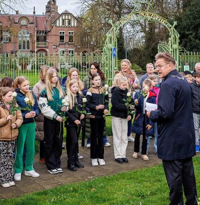 Foto bij het gedenkteken. foto Wilbert Bijzitter