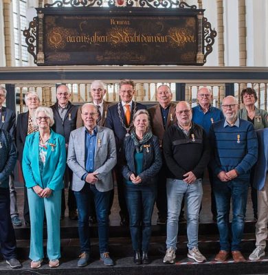 Op de foto, op de eerste rij van links naar rechts: Klaas Jan Otter, Mariëtte Essink, Roelof Groen, Harma Prinsen-de Vroome, Simon Maring, Bert Tissingh en Klaas Kolk Op de tweede rij van links naar rechts: Lubbert Buijert, Zwanetta Winter-Vis, Tonny La Faille, Jan Schipper, burgemeester Rob Bats, Joop Holtmann, Jan Rook en Gerda Jongschaap. fotograaf: Sara Muis