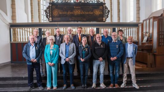 Op de foto, op de eerste rij van links naar rechts: Klaas Jan Otter, Mariëtte Essink, Roelof Groen, Harma Prinsen-de Vroome, Simon Maring, Bert Tissingh en Klaas Kolk Op de tweede rij van links naar rechts: Lubbert Buijert, Zwanetta Winter-Vis, Tonny La Faille, Jan Schipper, burgemeester Rob Bats, Joop Holtmann, Jan Rook en Gerda Jongschaap. fotograaf: Sara Muis