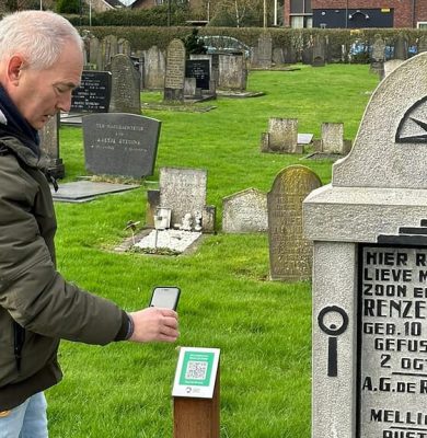 spreker Sjef Damhuis bij het graf van Renze de Ruiter in Steenwijkerwold (eigen foto).