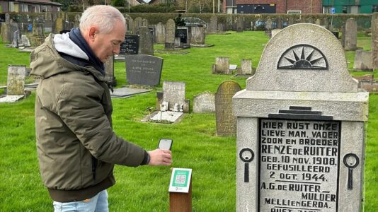 spreker Sjef Damhuis bij het graf van Renze de Ruiter in Steenwijkerwold (eigen foto).