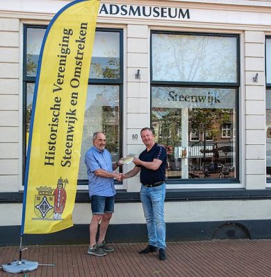 Op de foto feliciteert vicevoorzitter Bert Bos (links) het 1400ste lid Kees Brouwer. Hij ontvangt het boek “Steenwijk Vestingstad” als welkomstgeschenk. De foto is van Adri van Sleen.