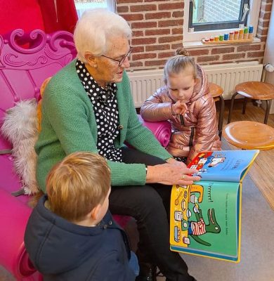 Foto Oma Pietje leest voor