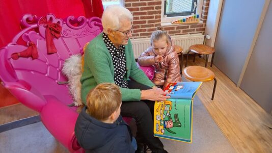 Foto Oma Pietje leest voor