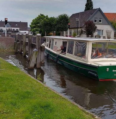 GWB 2024 Schoolkinderen Eben-Haëzer Ossenzijl bieden cheque aan van 500 euro