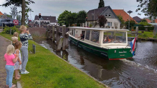 GWB 2024 Schoolkinderen Eben-Haëzer Ossenzijl bieden cheque aan van 500 euro