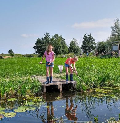 NAMO110838 Laurence Delderfield zomermeisjes waterbeestjes vangen liggend veraf