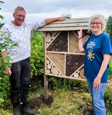 XL-hotel-geplaatst-in-biodiverse-volkstuin-Vollenhove