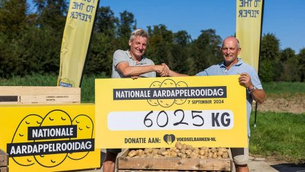 Dick Hylkema, directeur van de Nederlandse Aardappel Organisatie, overhandigt de cheque van 6050 kilo aardappelen aan Kees Bos van de Voedselbank bij deelnemende teler Lodders Landbouw in Dronten.