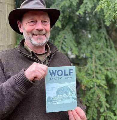 Andre-Donker-met-zijn-boek-Wolf-en-Maatschappij-scaled