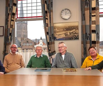 Bestuur van de Historische Vereniging Steenwijk en Omstreken met v.l.n.r. Bert Bos, Gert Martens, Gerrit Heidinga, Bé Puister, Anneke Stelling en Liesbeth Hermans. De foto is van Adri van Sleen.