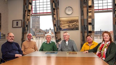 Bestuur van de Historische Vereniging Steenwijk en Omstreken met v.l.n.r. Bert Bos, Gert Martens, Gerrit Heidinga, Bé Puister, Anneke Stelling en Liesbeth Hermans. De foto is van Adri van Sleen.