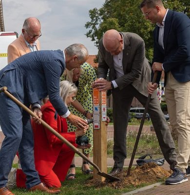 Wethouders en gedeputeerde plaatsen de eerste routepaal. Foto Jaco Hoeve Fotografie.