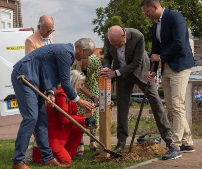 Wethouders en gedeputeerde plaatsen de eerste routepaal. Foto Jaco Hoeve Fotografie.