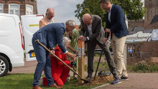 Steenwijkerland krijgt vernieuwd wandelnetwerk 1 Wethouders en gedeputeerde plaatsen de eerste routepaal. Foto Jaco Hoeve Fotografie.