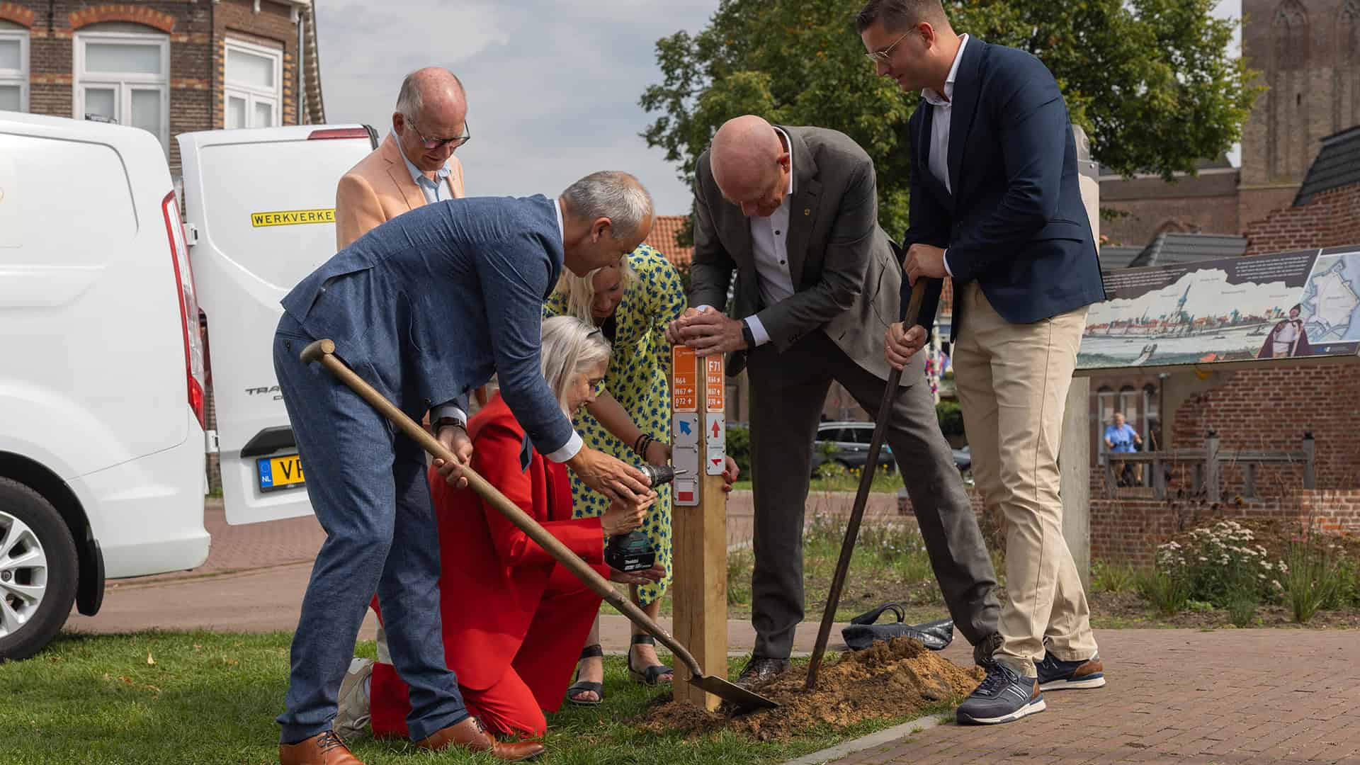 Wethouders en gedeputeerde plaatsen de eerste routepaal. Foto Jaco Hoeve Fotografie.