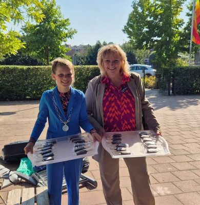 Wethouder Trijn Jongman en kinderburgemeester Tessa Neele