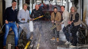 De organisatie van het Werkfestival. Vlnr Theo Bouius, Ronald Visser, Han Evers, Duncan Winton, Arjan Stroeve en Tineke Knorren. ‘De sollicitatie-wasstraat is een ludiek onderdeel, maar wel met een serieuze ondertoon.’ Foto: Wilbert Bijzitter