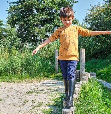NAMO110861 Laurence Delderfield jongen speelnatuur balancerend